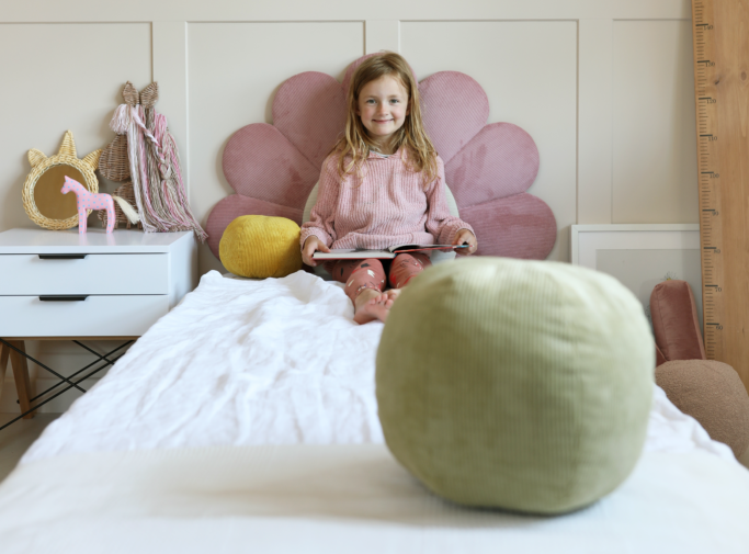 Łóżko Dziecięce Przypodłogowe Stokrotka Daisy Legs Texti - Rosnące Łóżko z Tapicerowaną Ramą