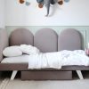 Tapicerowane Łóżko Dziecięce Przypodłogowe Pille Legs Texti - Półokrągły Zagłówek i System Rosnący z Dzieckiem