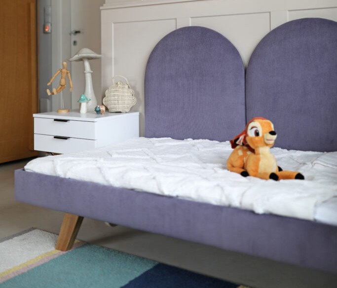 Rosnące Łóżko Dziecięce Sofa Legs Texti – Stylowa Sofa z Tapicerowanymi Panelami
