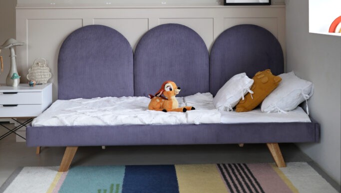 Rosnące Łóżko Dziecięce Sofa Legs Texti – Stylowa Sofa z Tapicerowanymi Panelami