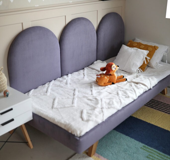 Rosnące Łóżko Dziecięce Sofa Legs Texti – Stylowa Sofa z Tapicerowanymi Panelami