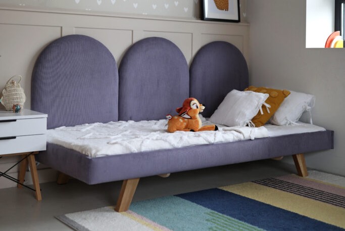 Rosnące Łóżko Dziecięce Sofa Legs Texti – Stylowa Sofa z Tapicerowanymi Panelami