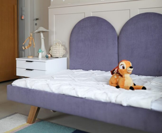 Łóżko Dziecięce Sofa Legs Texti - Minimalistyczne Tapicerowane Łóżko Rosnące Przypodłogowe Na Nóżkach
