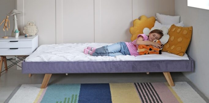 Łóżko Dziecięce Sofa Legs Texti - Minimalistyczne Tapicerowane Łóżko Rosnące Przypodłogowe Na Nóżkach