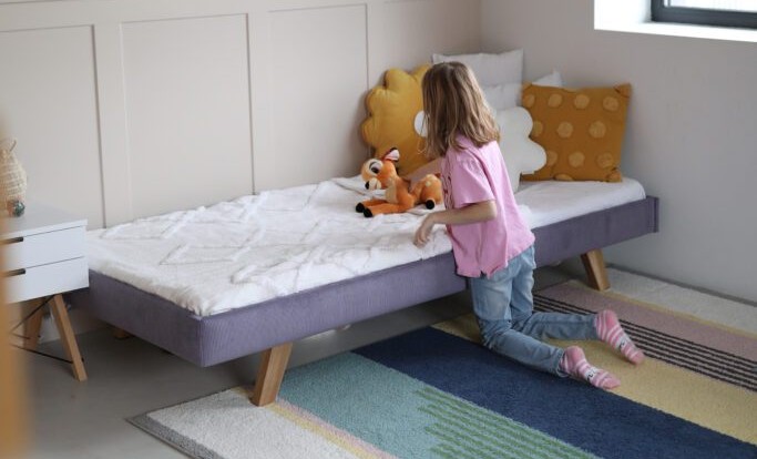 Łóżko Dziecięce Sofa Legs Texti - Minimalistyczne Tapicerowane Łóżko Rosnące Przypodłogowe Na Nóżkach