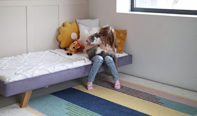 Łóżko Dziecięce Sofa Legs Texti - Minimalistyczne Tapicerowane Łóżko Rosnące Przypodłogowe Na Nóżkach