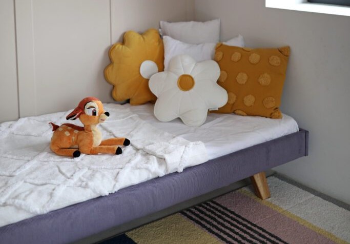 Łóżko Dziecięce Sofa Legs Texti - Minimalistyczne Tapicerowane Łóżko Rosnące Przypodłogowe Na Nóżkach
