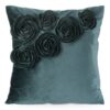 Poszewka welwetowa Flores 1 ciemnoróżowa 45 X 45 CM – z aplikacjami róż